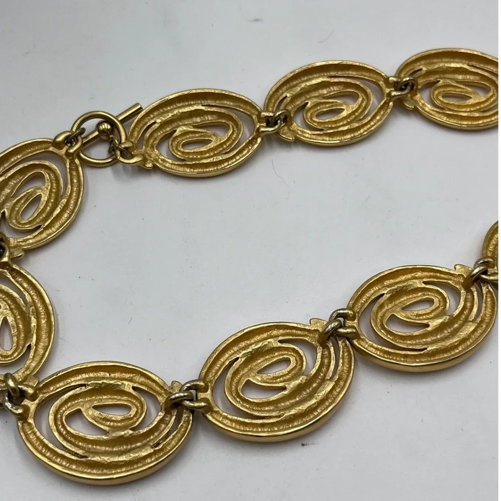 Vintage Modernist‎ Matte Gold Tone Satin Finish Swirl Link Toggle Necklace
